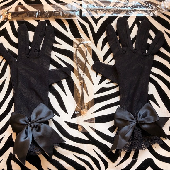 Amazon Accessories - Amazon Black Lace Gloves with Bow